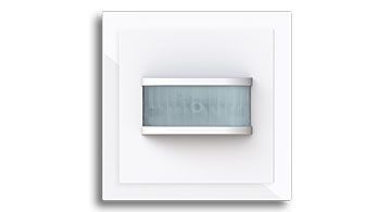 Mehrere weiße Striebel & John Elektroverteilerkästen und Sicherungskästen an einer braunen Wand montiert.